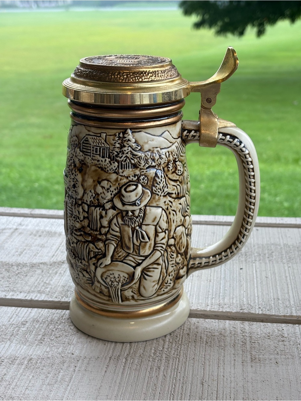 VTG 1987 Avon "The Gold Rush" Beer Stein and includes 22K gold accents
